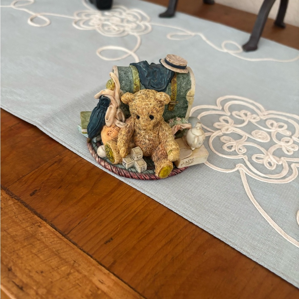Adorable vintage GANZ
Grandma's Attic Balderdash bear figurine.